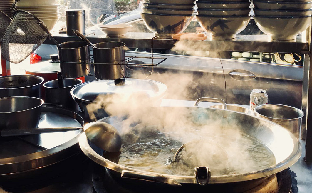 《一期一會的相聚》 店內座位有三個大桌， 很容易在來客較多的情況之下，協調客人併桌用餐。與陌生人面對...